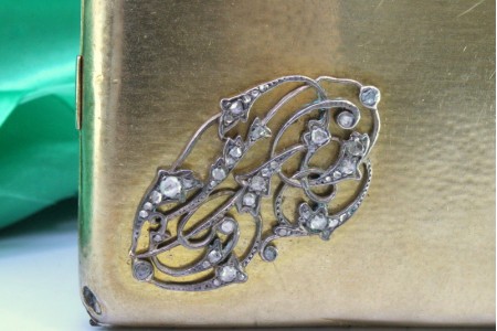  Caixa de toilette em prata dourada com aplicação na tampa de lascas de diamante